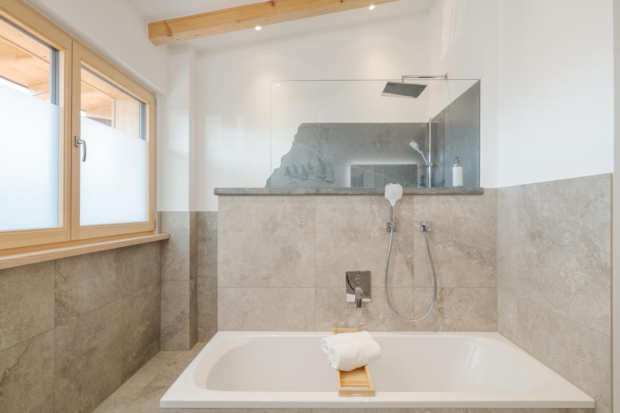 Fenjoy: Ferienapartment Mit Bergblick / Balkon / Bbq 베르나우암히엠지 외부 사진